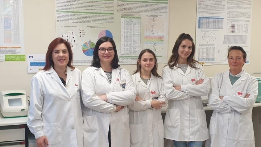 Azucena Mora, primeira pola esquerda, xunto a investigadoras do seu equipo