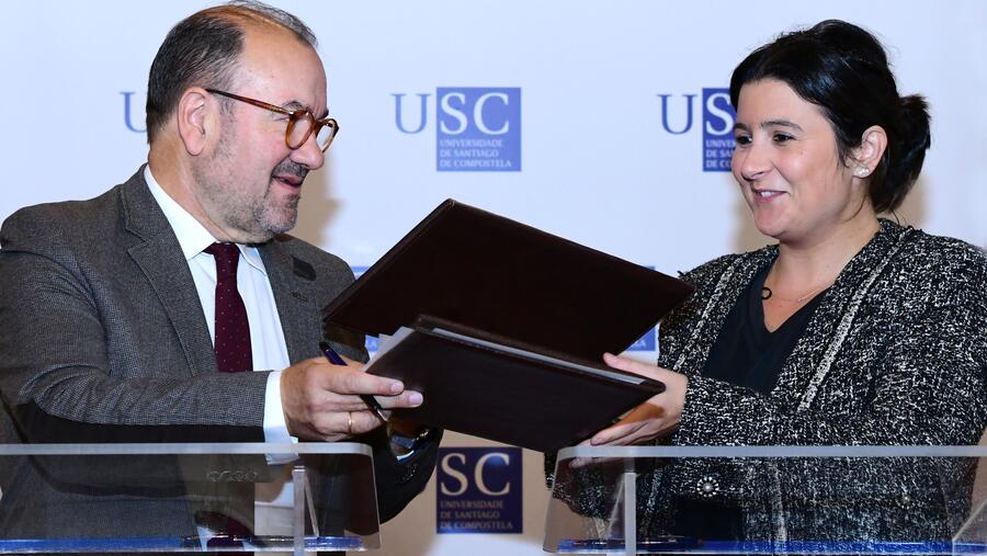 O reitor e a presidenta do Consello Galego de Relacións Laborais, na sinatura do acordo. Foto: Santi Alvite