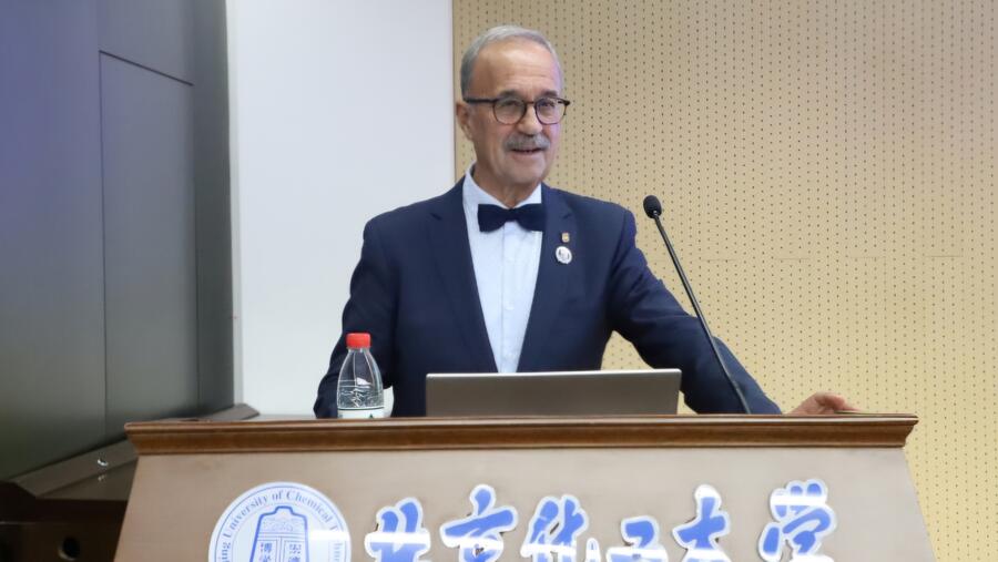 O profesor Lema, agradecendo o recoñecemento en Beijing