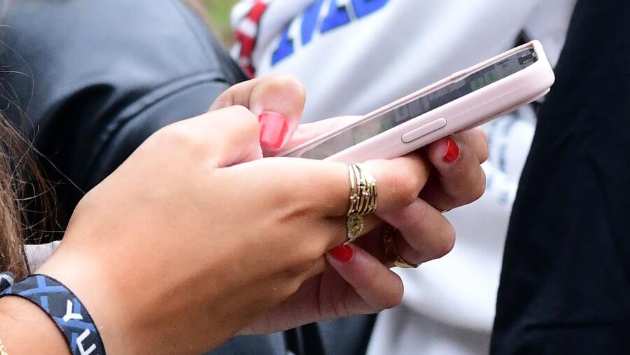 Tal e como destaca Bran Barral, “o evento centrarase na sociedade dixital e os diferentes ámbitos afectados coas súas particularidades”. Imaxe de arquivo de estudantado cun móbil na man. FOTO: Santi Alvite