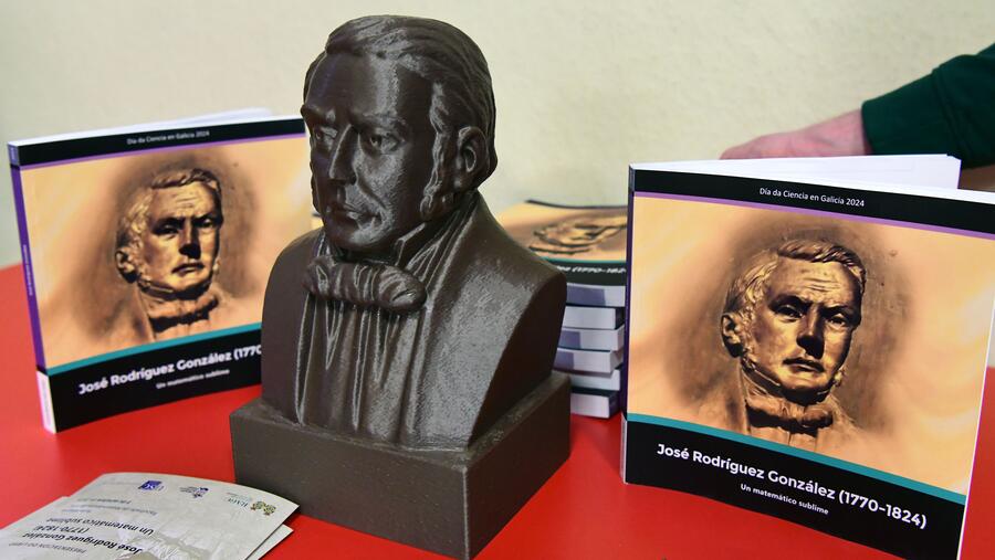 Busto de José Rodríguez González e libro na súa homenaxe. FOTO: Santi Alvite
