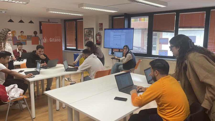 Estudantado de ADE e persoas usuarias da Fundación durante unha das xornadas nas que se desenvolveu o proxecto