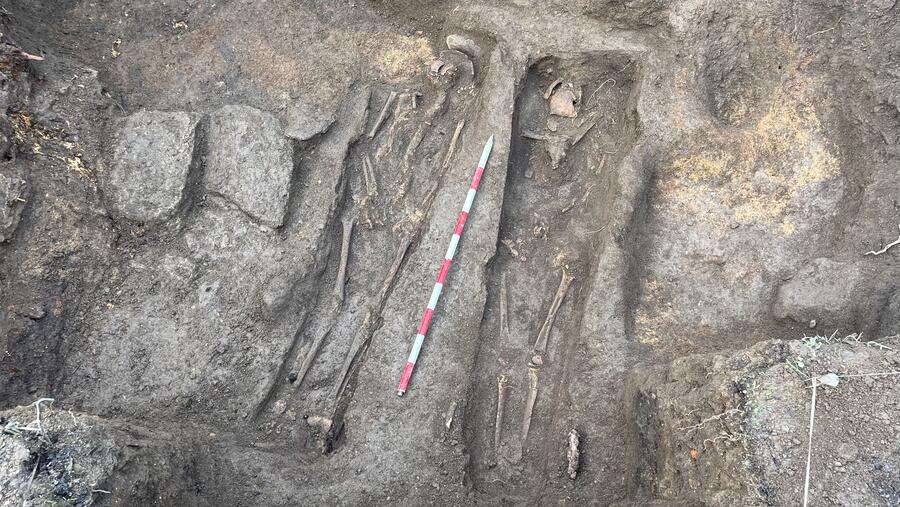Restos de dous individuos atopados na fosa de Cabreira. Foto: Histagra