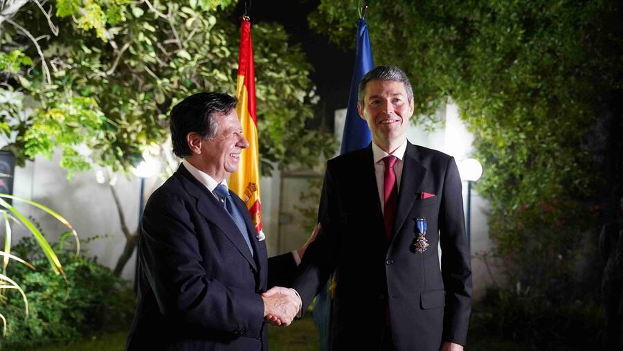 O embaixador de España nos Emiratos Árabes Unidos, Íñigo de Palacio, á esquerda, entregoulle a condecoración ao profesor Marcos López de Prado 