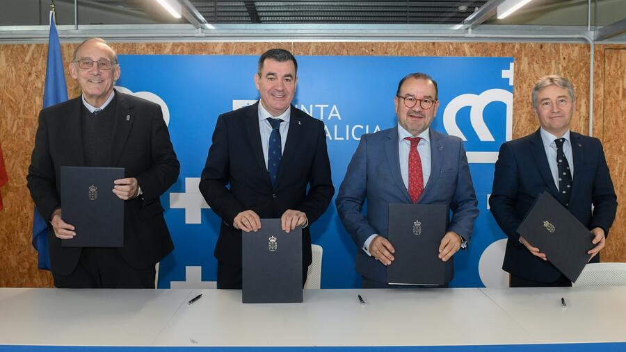 Os tres reitores e o conselleiro asinaron o convenio. Foto: Xunta de Galicia