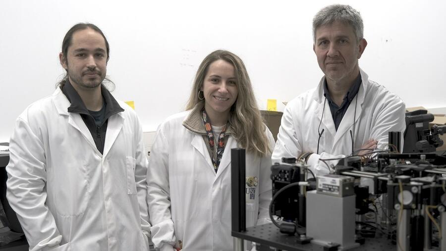 As persoas autoras do estudo (de esq. a dita.): Marcel Santos, Noa Varela e Francisco Rivadulla. Foto: CiQUS