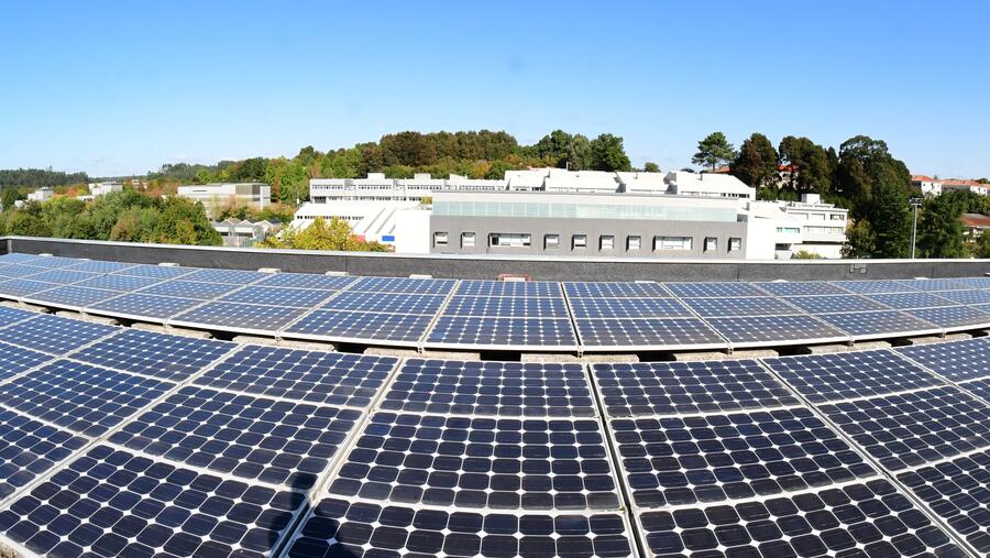 Placas solares no CiQUS da USC. Foto: Santi Alvite