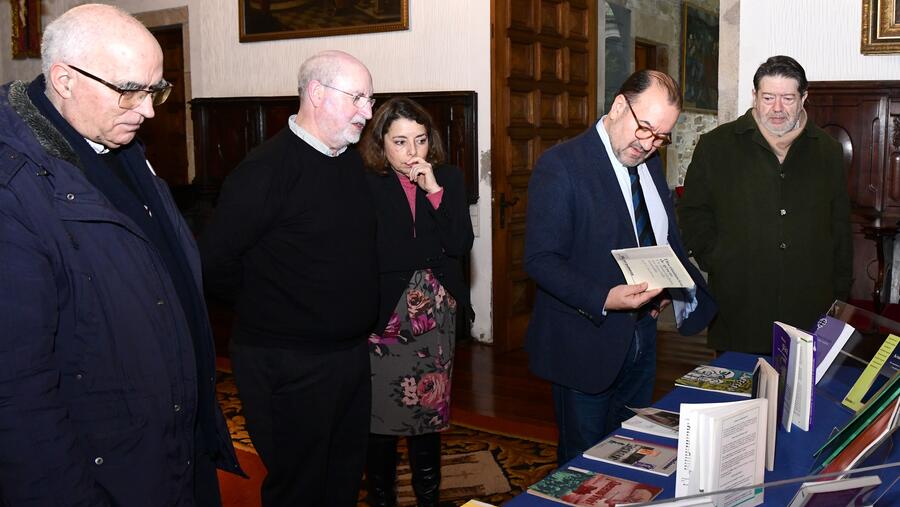 O reitor coñeceu hoxe unha escolma dos fondos doados á Biblioteca Universitaria. Foto: Santi Alvite