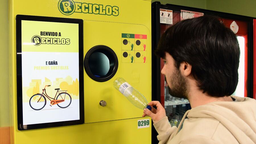 As persoas usuarias só teñen que descargarse a app gratuíta Reciclos, depositar todas as súas latas e botellas de plástico de bebidas na máquina e, ao acabar, escanear o QR que se lles mostrará. FOTO: Santi Alvite