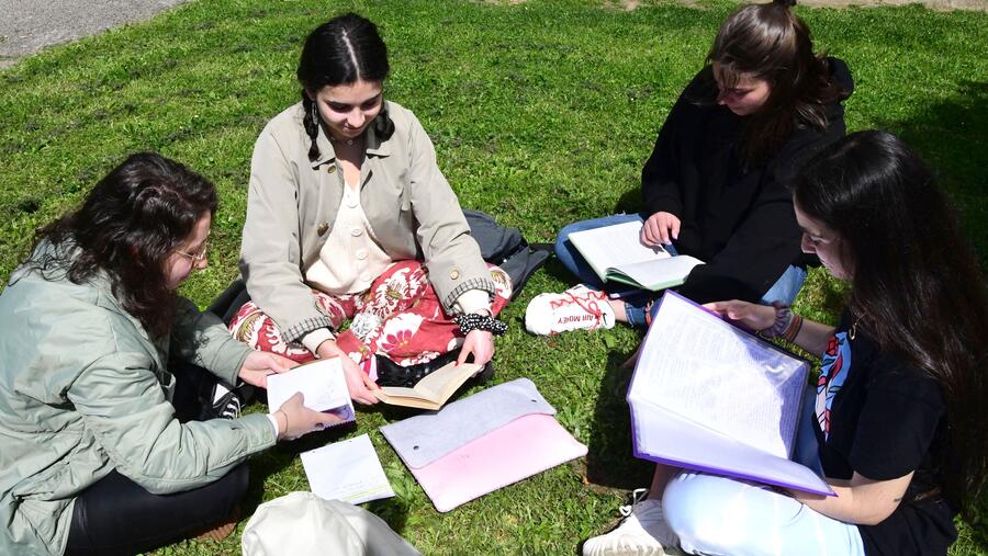 Un grupo de estudantes aproveita unha das xornadas de sol na capital galega. FOTO: Santi Alvite