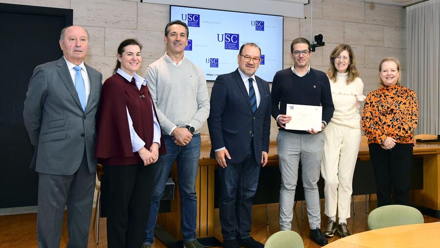 O reitor entregoulle o diploma ao presidente de Aspanaes en presenza dos membros do xurado e do director xerente da entidade. Foto: Santi Alvite