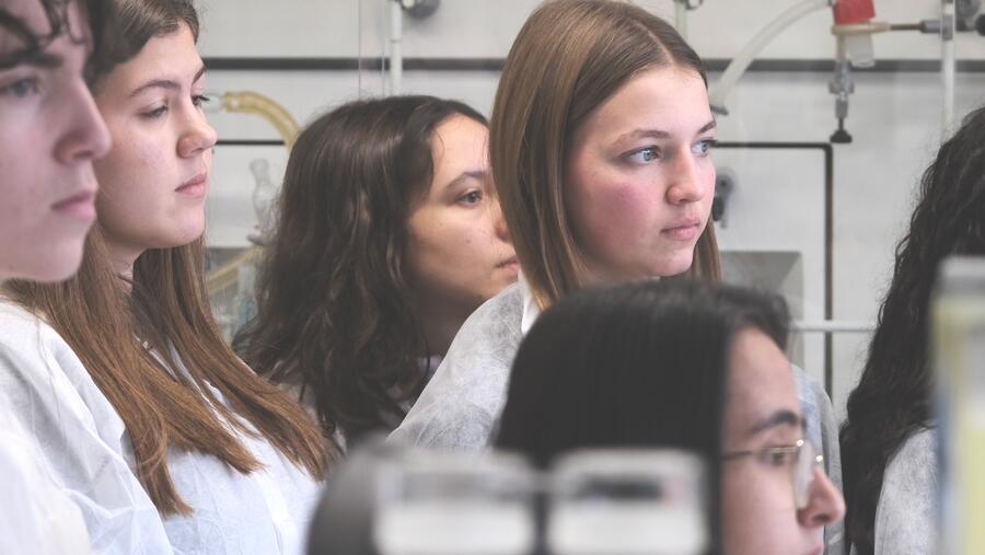 Allumnas de Secundaria visitando este luns o CiQUS. Foto: CiQUS