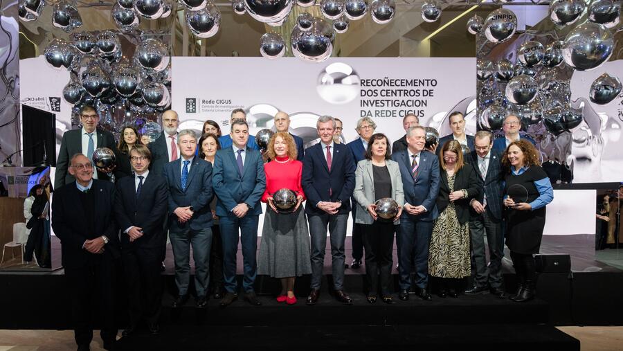 Foto de grupo das persoas responsables dos centros de excelencia coas autoridades. Foto: Xunta de Galicia