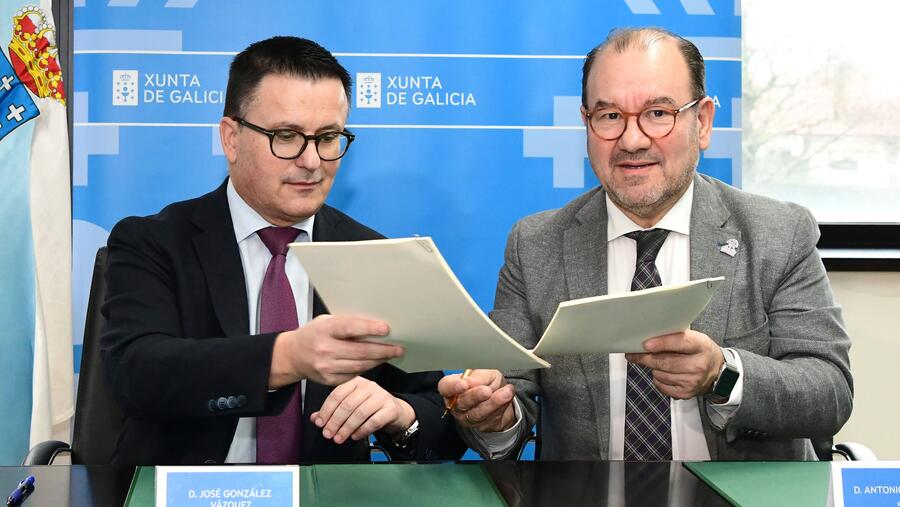 O reitor e o conselleiro na sinatura do acordo. Foto: Santi Alvite