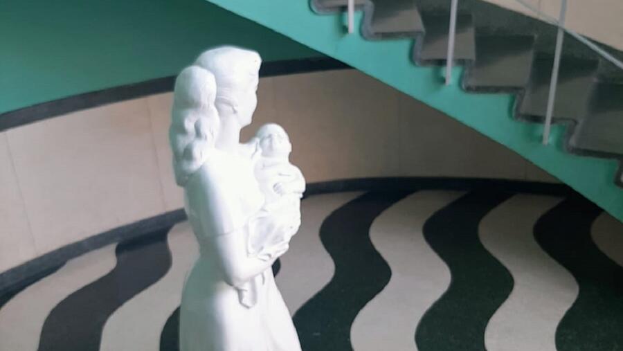 Escultura da entrada do que foi o Hospital Hijas de Galicia. Foto: Faia Costeira