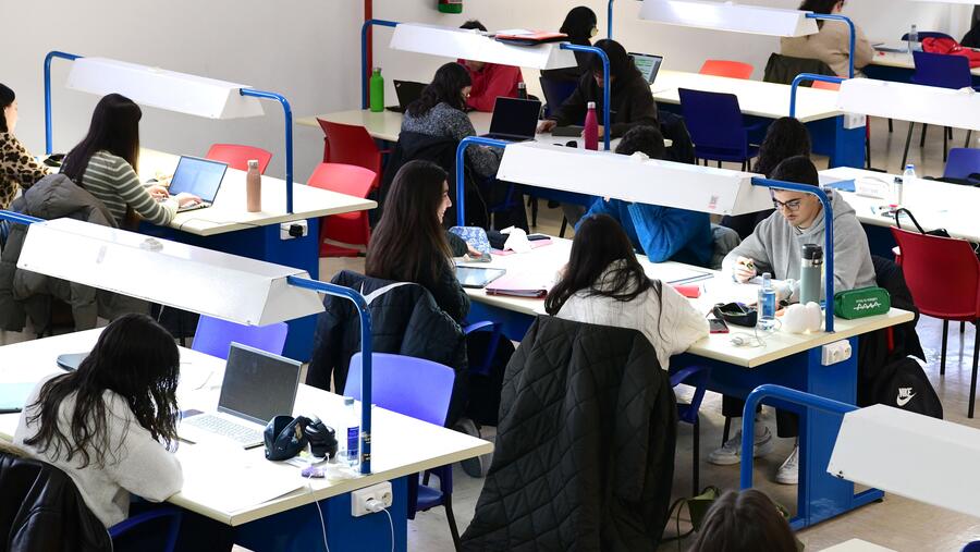 Estudantes na biblioteca de Matemáticas. Foto: Santi Alvite