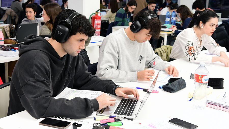 Estudantes nunha biblioteca da USC. Foto: Santi Alvite