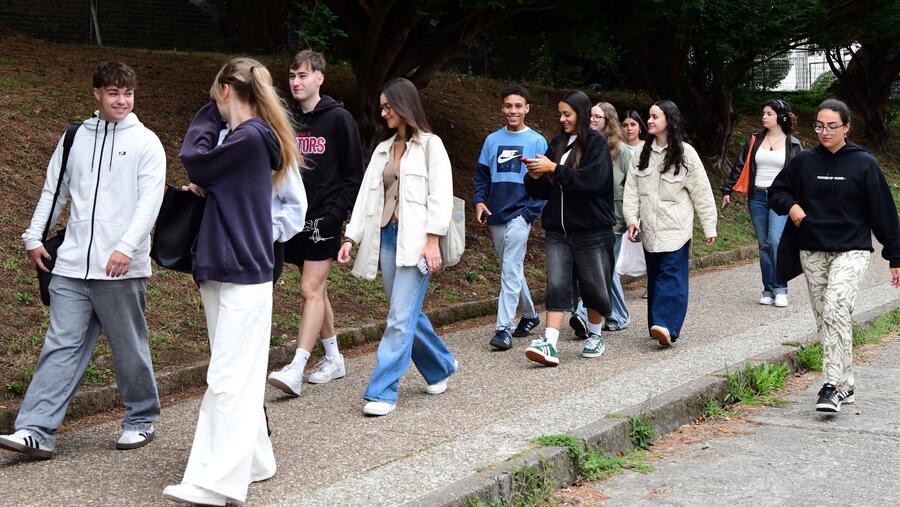 Estudantado paseando polo campus universitario. FOTO: Santi Alvite