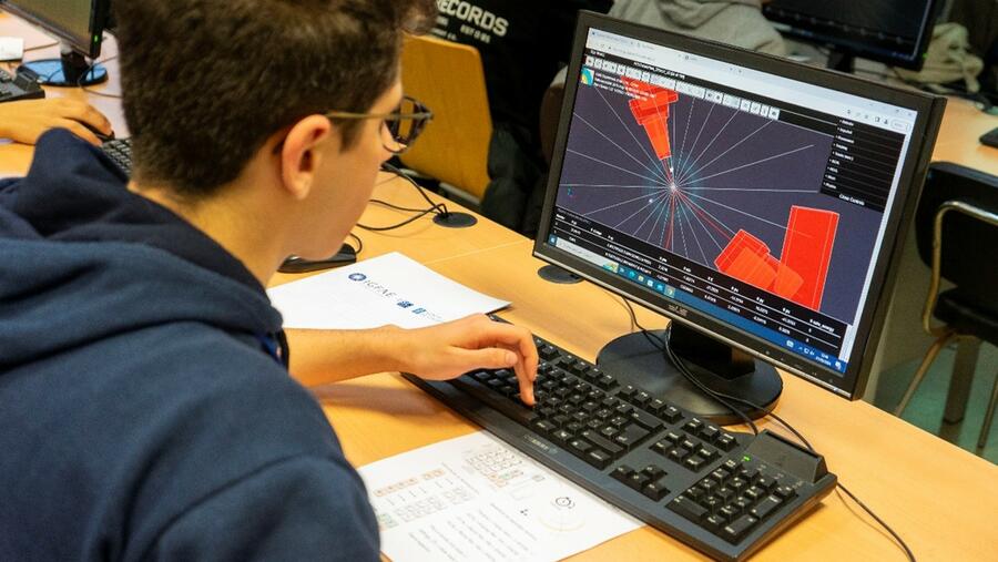 Un alumno asistente á Masterclass de 2024 durante a sesión práctica. Foto: IGFAE