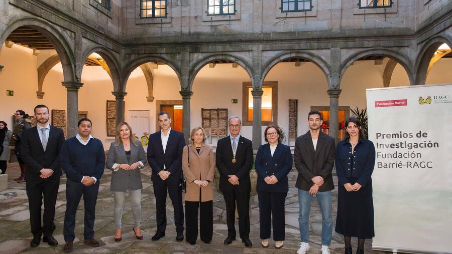 Foto de grupo das persoas premiadas con autoridades. Foto: RAGC