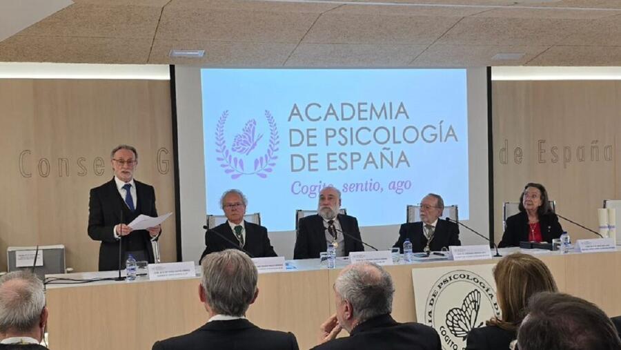 O profesor Sabucedo, no acto de ingreso