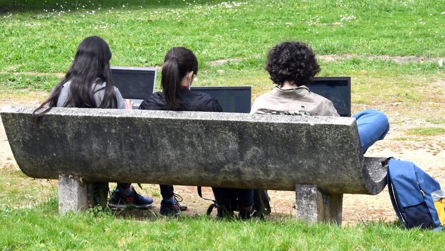 Estudantes no campus. Foto: Santi Alvite