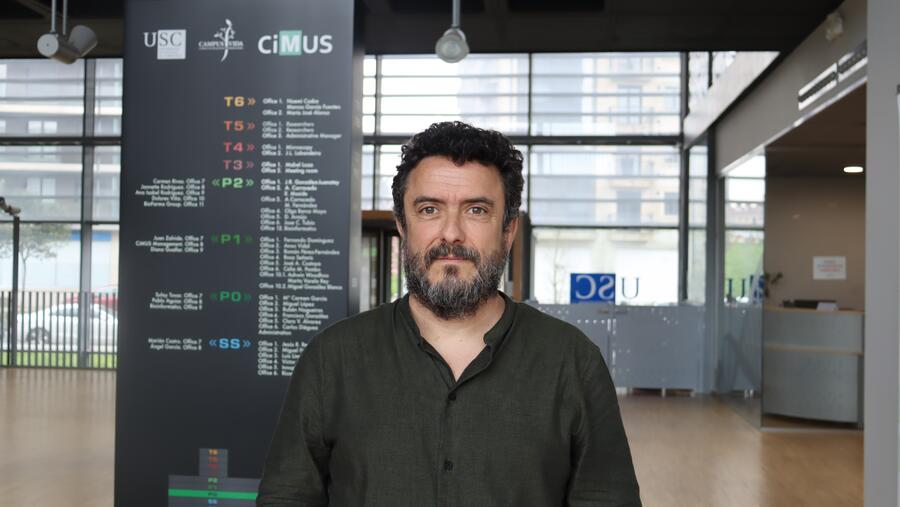 O investigador Manuel Collado, no CiMUS. Foto: CiMUS