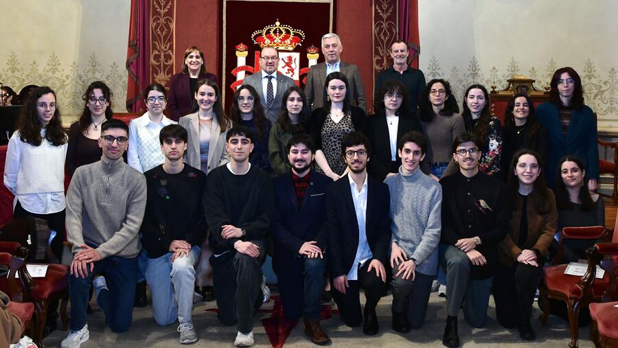 Foto de grupo das persoas premiadas que asistiron ao acto coas autoridades. Foto: Santi Alvite