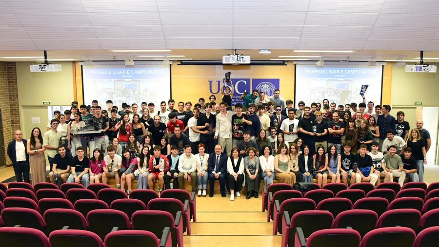 Foto de familia de autoridades e persoas gañadoras. FOTO: Santi Alvite