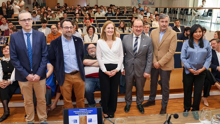 As autoriaddes académicas e o relator posan co público ao comezo do acto. Foto: Iria Lema