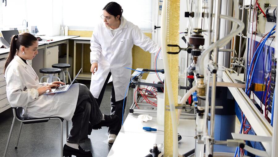 Os premios teñen dúas modalidades, a experiencias docentes que teñan incluído a perspectiva de xénero e a investigacións con perspectiva de xénero. Imaxe de arquivo dun laboratorio da USC. FOTO: Santi Alvite