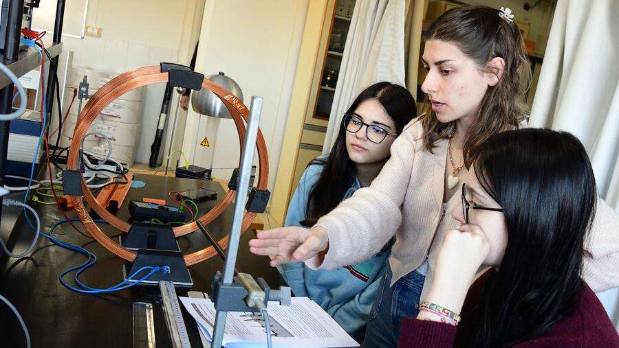 Estudantes nunha práctica na Facultade de Química. Foto: Santi Alvite