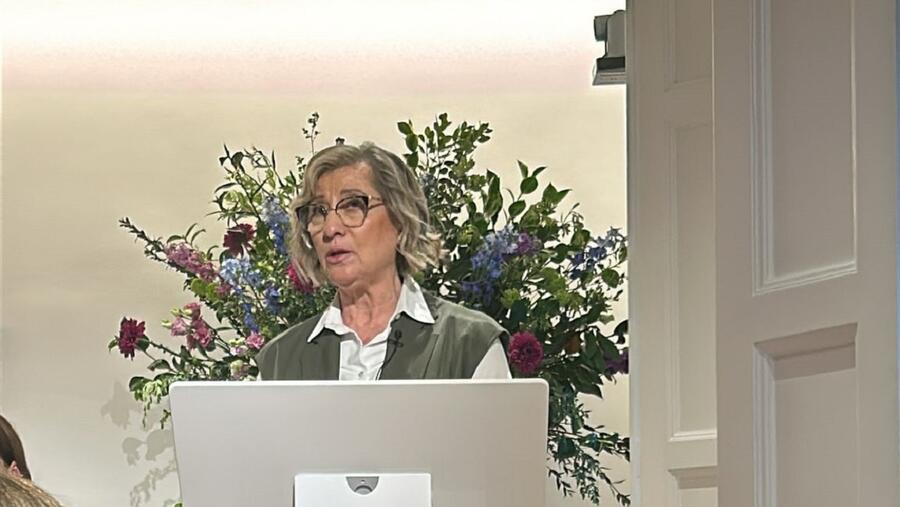 Peregrina Quintela, recollendo o premio