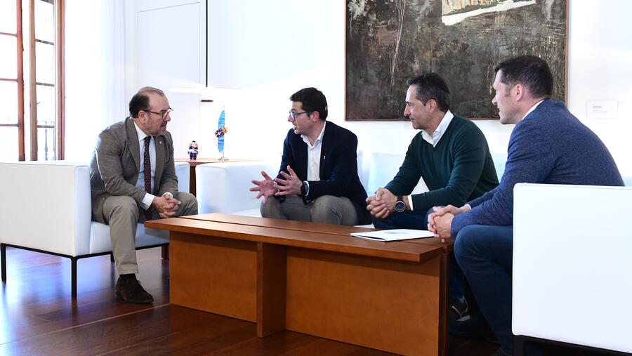 O reitor recibiunos no seu despacho de San Xerome. Foto: Santi Alvite