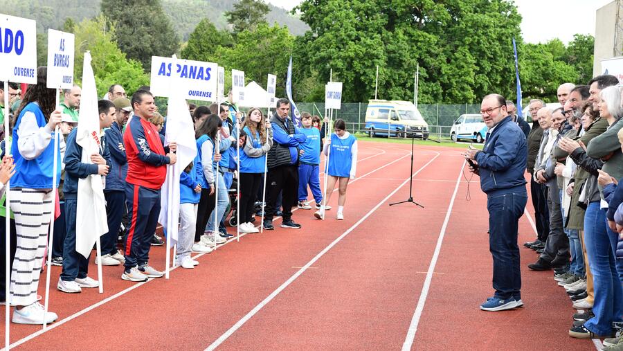 O reitor diríxese ás persoas participantes. FOTO: Santi Alvite