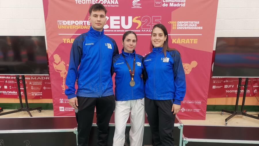 De esquerda a dereita, Adrián Barcia Mosquera, Eva Rodríguez Loredo e a adestradora Ruth Lorenzo Couso. 