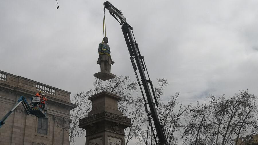 Instantánea da retirada do monumento a Antonio López y López que se vai tratar no obradoiro