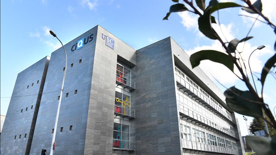 Ao longo dun mes, do 1 ao 31 de xullo, o estudantado beneficiario das bolsas de verán do CiQUS aprenderá como utilizar modernos equipos e instrumentación sofisticada, traballando e vivindo nun ambiente estimulante de investigación na vangarda da química. FOTO: Santi Alvite