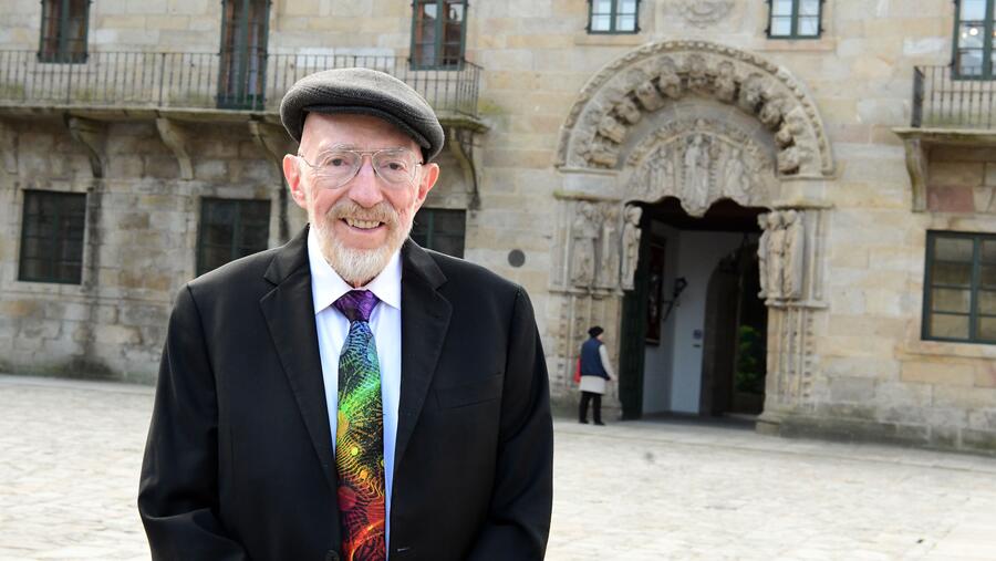 Kip Thorne diante do Colexio de San Xerome. FOTO: Santi Alvite 