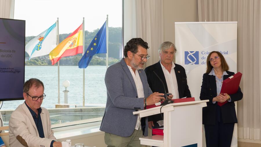 O decano da Facultade de Bioloxía da USC, Jesús López Romalde, agradeceu o galardón. Foto: Fuco Reyes