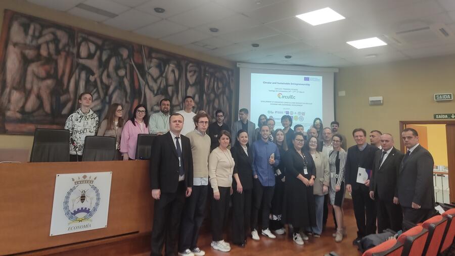 Na inauguración da sesión participaron o vicerreitor de Transformación Dixital e Innovación, Gumersindo Feijoo, e o vicedecano de Estudantes e Relacións Internacionais, Adrián Dios. 