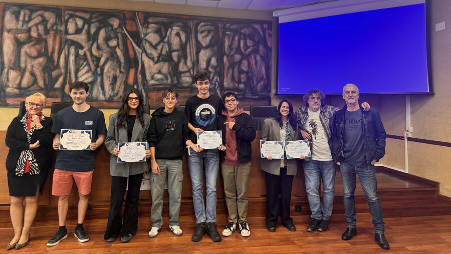 As persoas participantes (co gañador no centro) xunto cos membros do xurado e autoridades académicas