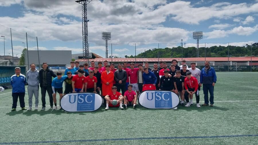 Foto de familia de deportistas e autoridades