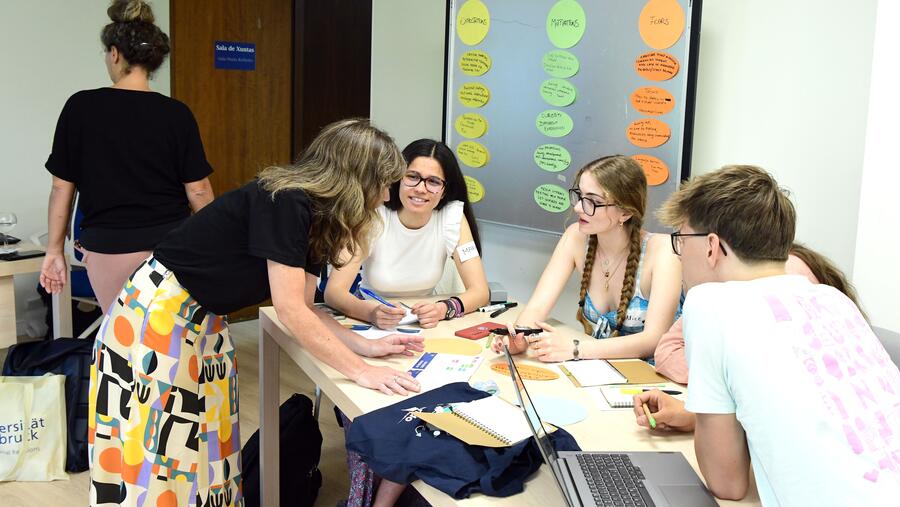 Xa a semana pasada, do 9 ao 13 de xuño , ao abeiro deste proxecto Erasmus+, docentes de educación secundaria en formación de distintas disciplinas e países, traballaron nas competencias necesarias para xestionar a desinformación socio-científica mediática. FOTO: Santi Alvite