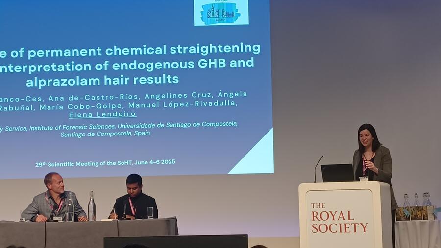 Elena Lendoiro intervindo nun congreso científico