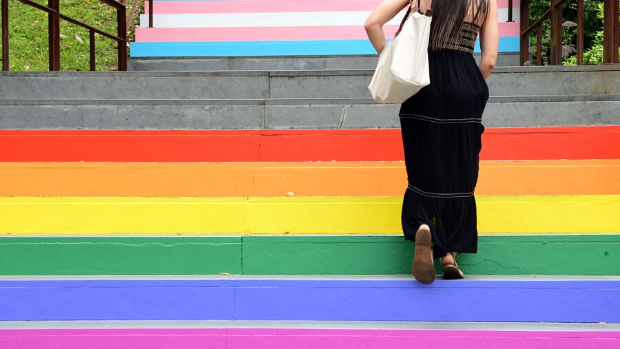 Unha estudante camiña polas escaleiras enfronte da Facultade de Dereito. Foto: Santi Alvite