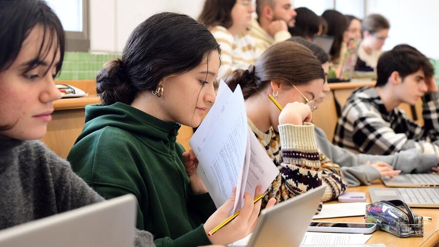 Estudantes universitarias nunha clase de Filoloxía. Foto: Santi Alvite