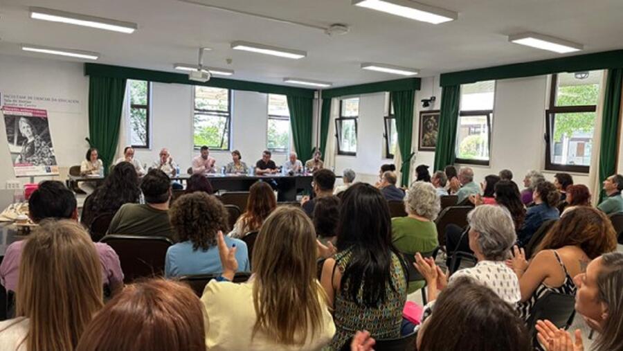 A obra presentouse nun emotivo acto en Ciencias da Educación