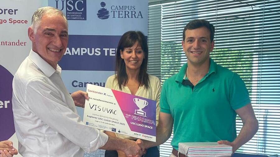 Luis Beltrán Gamero, dereita, na entrega de premios do Programa Explorer