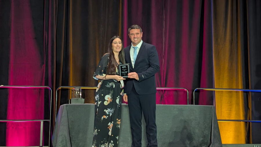 María Viveiro recollendo o premio